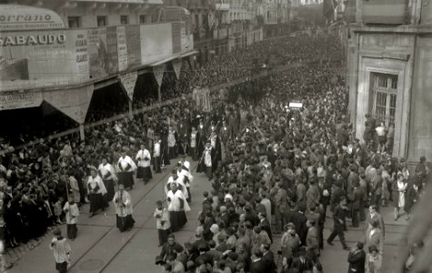 Cortejo fúnebre por la muerte del compositor Secundino Esnaola por diversas calles de San Sebastián (2 de 6) - Fondo Car-Kutxa Fototeka