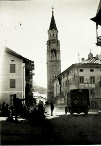 Cortina, Sanitätskolonne und auf Abtransport wartende verwundete und kranke Soldaten. (BildID 15416325)
