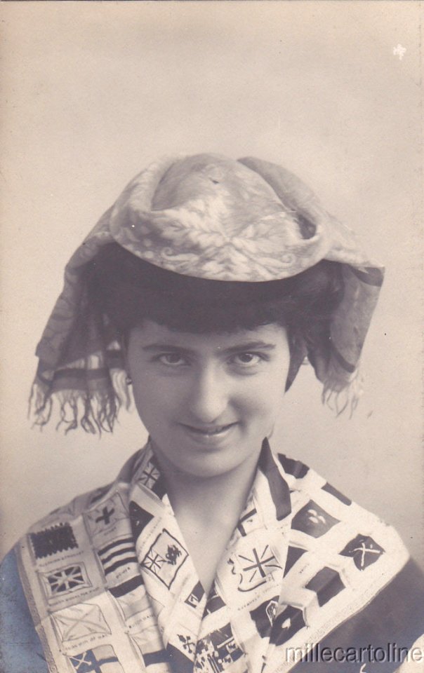 COSTUMI NAPOLETANI - Ed.Saiga Fa, Bromuro d'Argento - Ragazza con bandiere