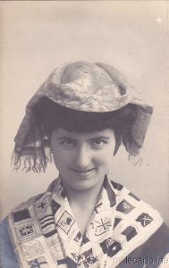 COSTUMI NAPOLETANI - Ed.Saiga Fa, Bromuro d'Argento - Ragazza con bandiere