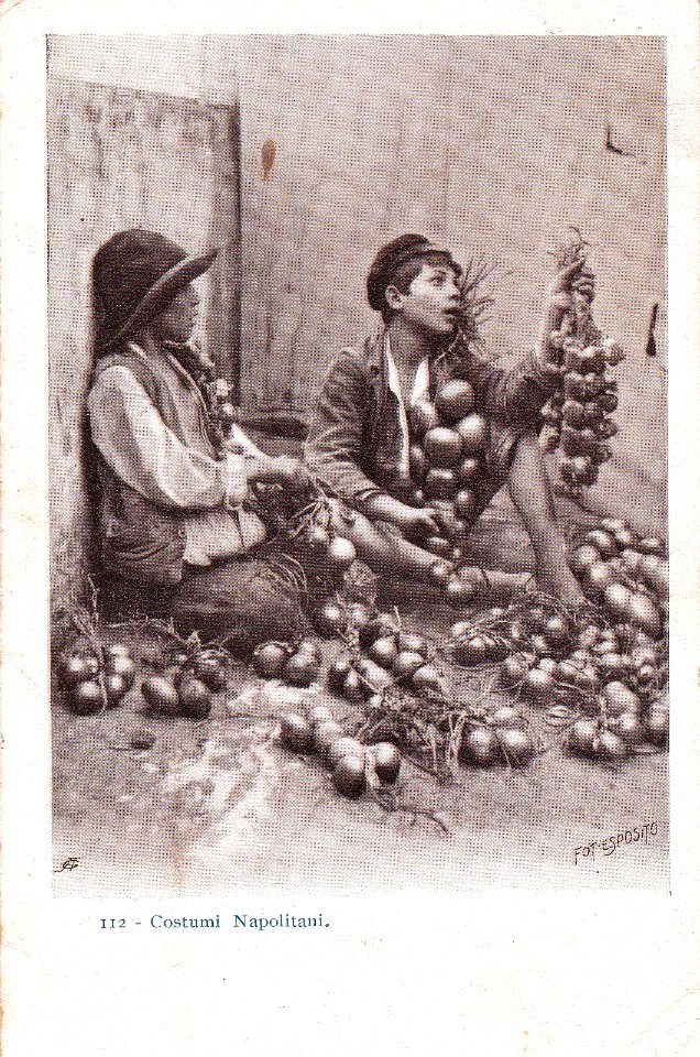 COSTUMI NAPOLETANI - Fot.Esposito - Giovani Venditori di Cipolle (Neapolitan boys selling onions)