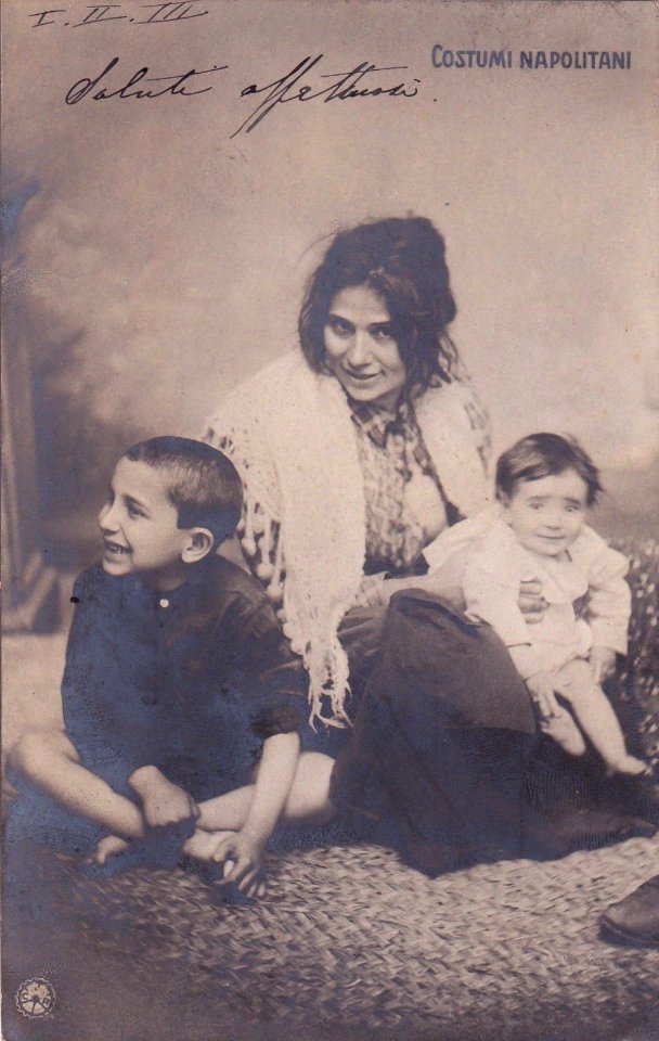 COSTUMI NAPOLETANI - Fotocartolina NPG - Donna con Bambini (Neapolitan woman with children)