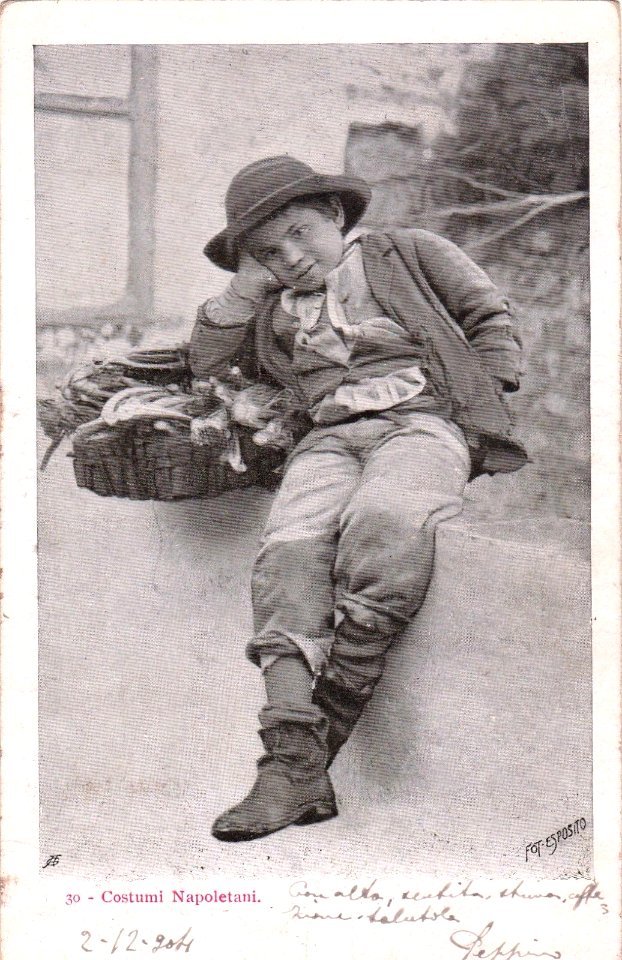 COSTUMI NAPOLETANI - Fot.Esposito - Bambino con Verdure 1904
