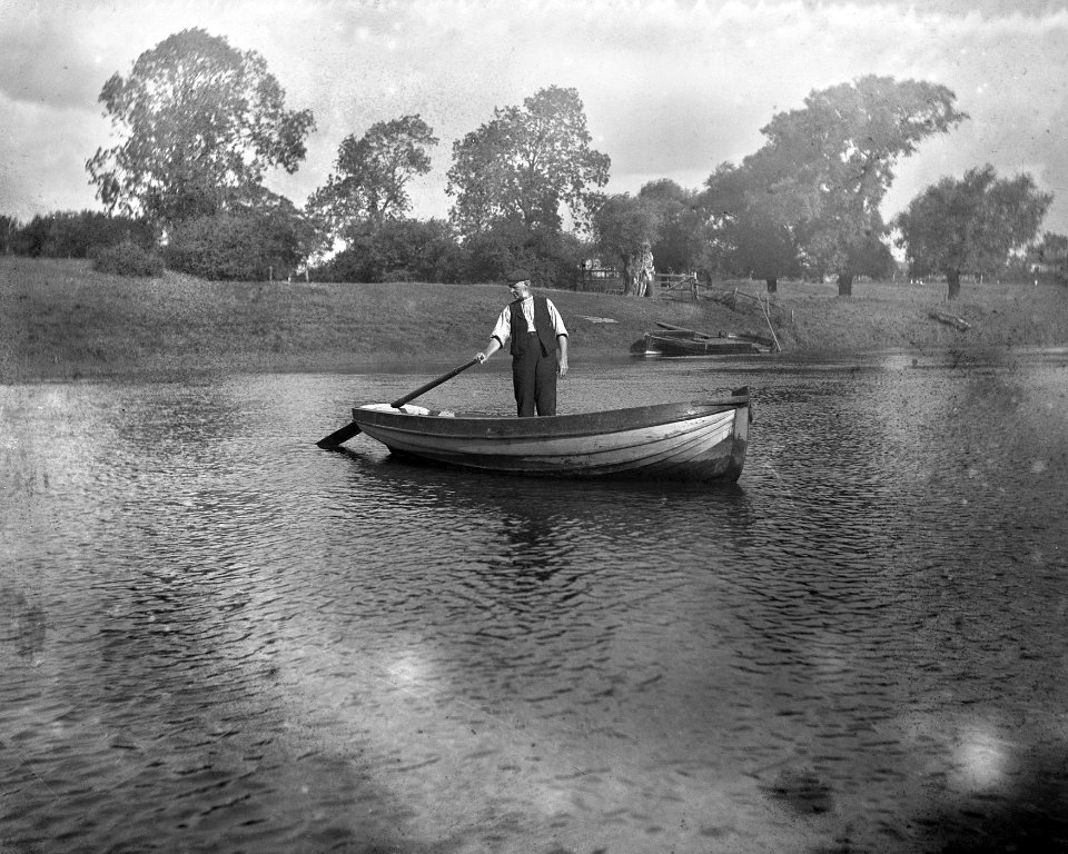 Cottingwith ferry and boatman YORYM-S47