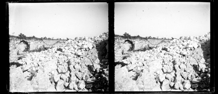 Coucy le Château. Ruines du donjon - Fonds Berthelé - 49Fi1150