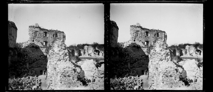 Coucy le Château. Ruines du donjon R. B. - Fonds Berthelé - 49Fi1149