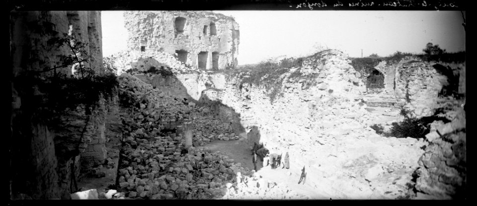 Coucy le Château. Ruines du donjon - Fonds Berthelé - 49Fi1153