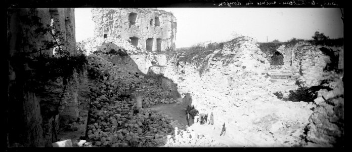 Coucy le Château. Ruines du donjon - Fonds Berthelé - 49Fi1153