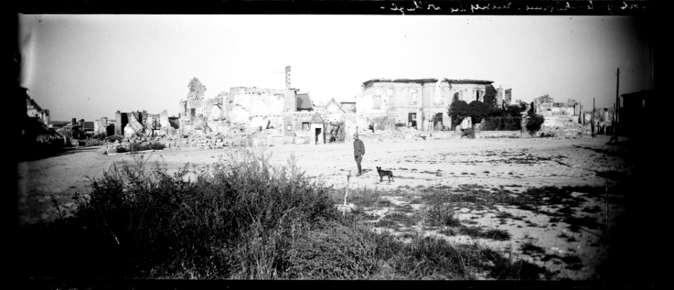 Coucy le Château. Ruines du village - Fonds Berthelé - 49Fi1155
