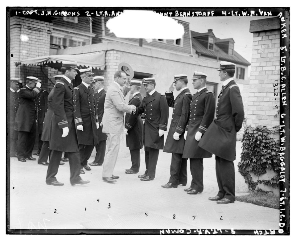 Count Bernstorff greeting U.S. Naval officers LCCN2014686991