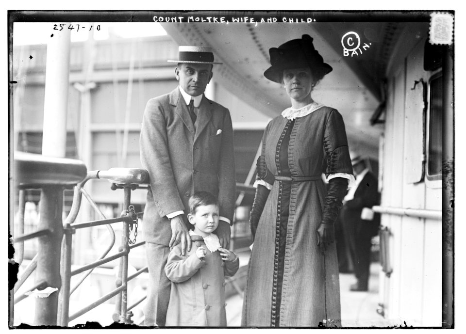 Count Moltke, wife and child LCCN2014692021