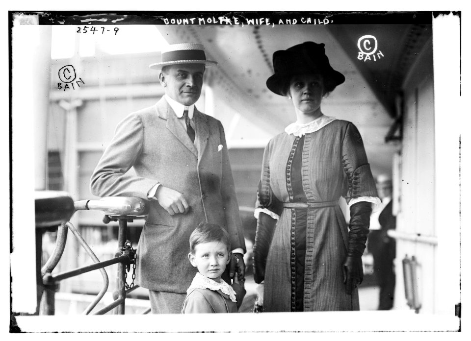 Count Moltke, wife and child LCCN2014692020