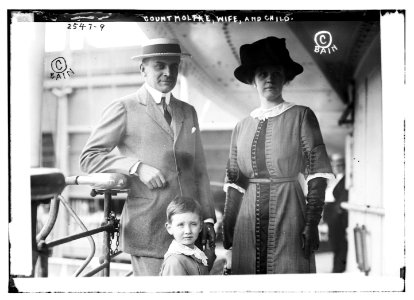 Count Moltke, wife and child LCCN2014692020