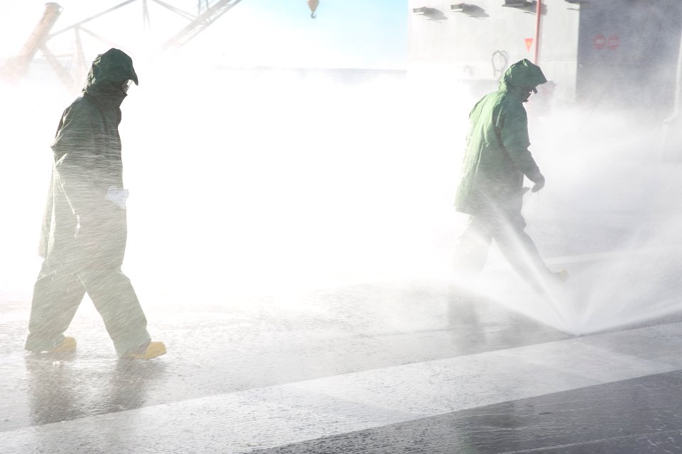 Countermeasure Wash-down 170105-N-WC455-0004