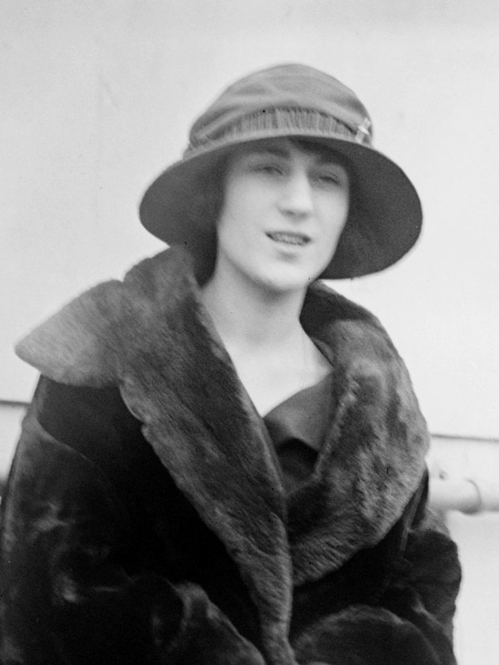Countess J. De Maupas (Consuelo Morgan) LCCN2014712007 (cropped)