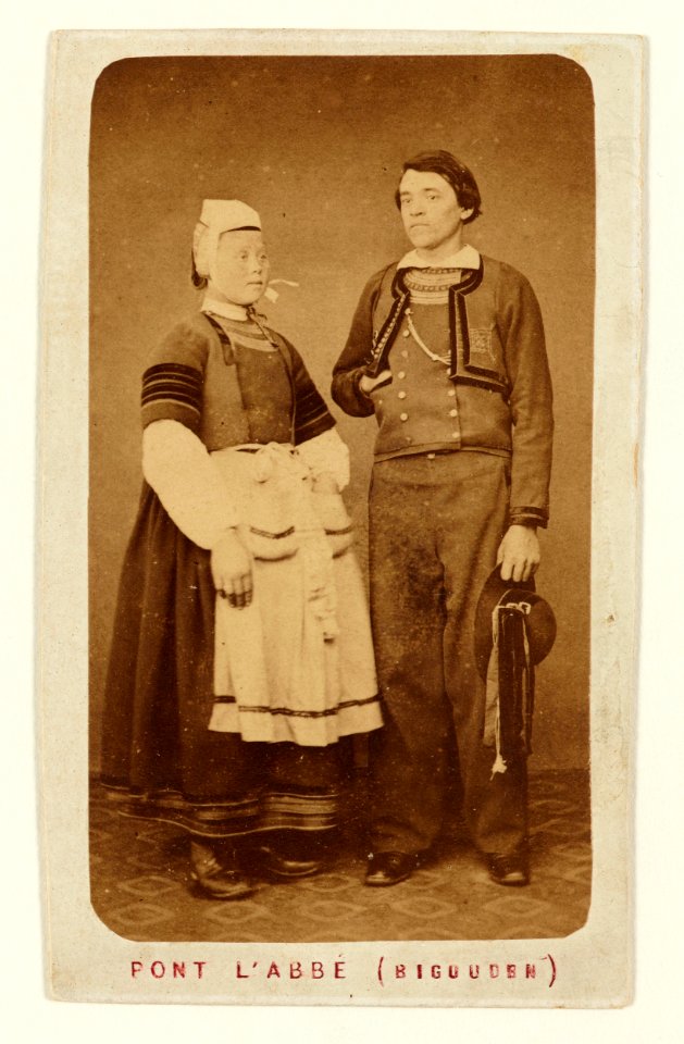 Couple en costume de Pont-l'Abbé 994 0065 67