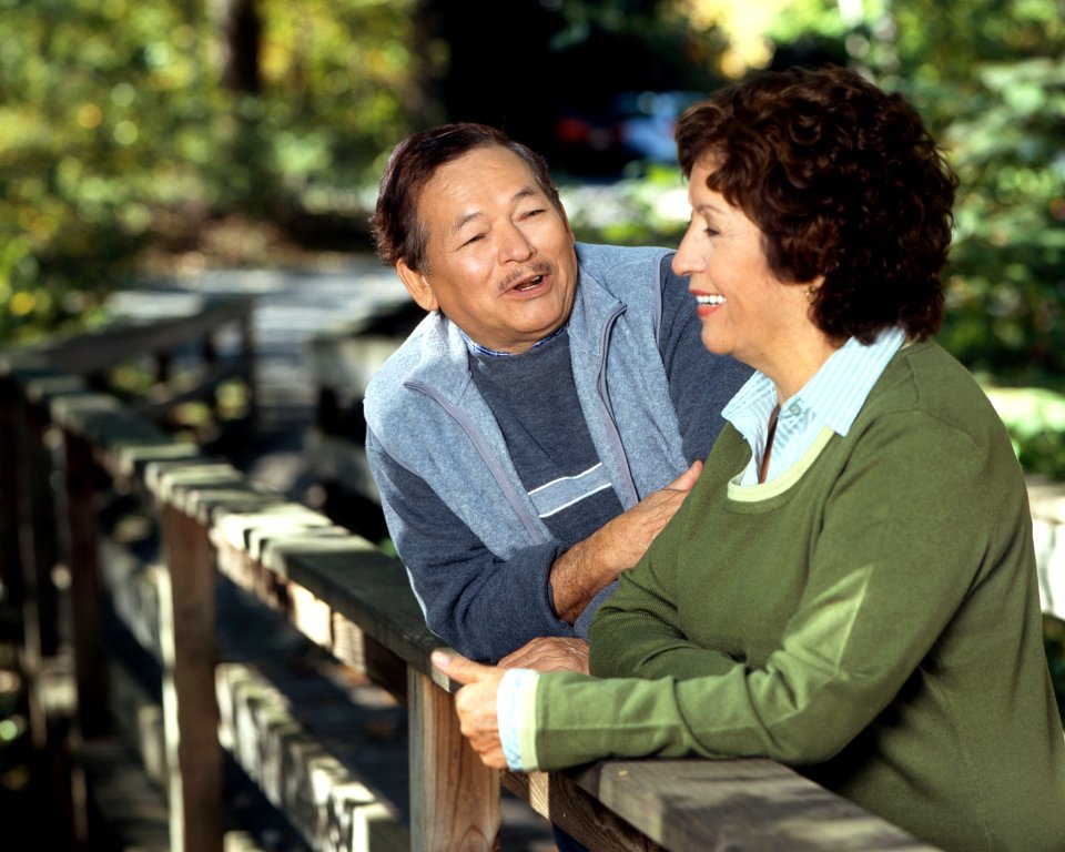 Couple enjoying a conversation outdoors (1)