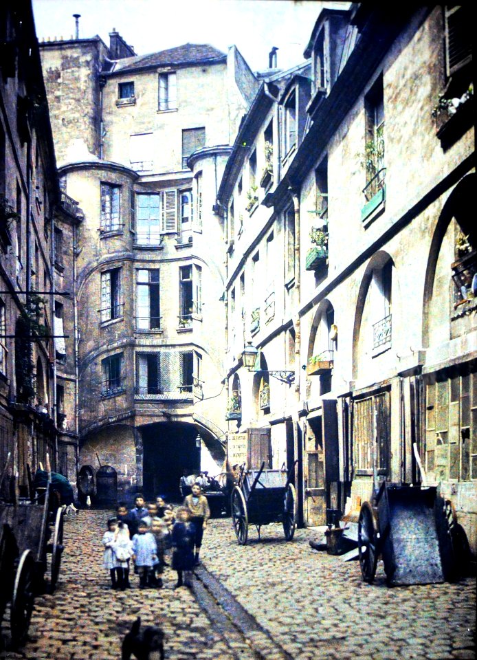 Cour du Dragon autochrome collection Albert Kahn museum