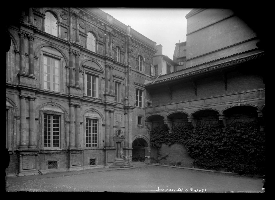 Cour intérieure de l'Hôtel d'Assézat. - FRAC31555 18Fi006