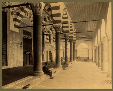 Cour de la Mosquée Rustem-Pacha - Sébah & Joaillier. LCCN2003688282