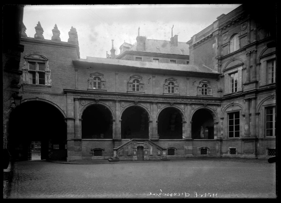 Cour intérieure de l'Hôtel d'Assézat. - FRAC31555 18Fi007
