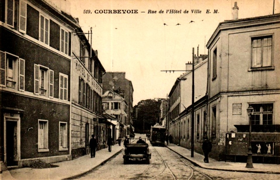 Courbevoie.Rue de l'Hôtel-de-Ville