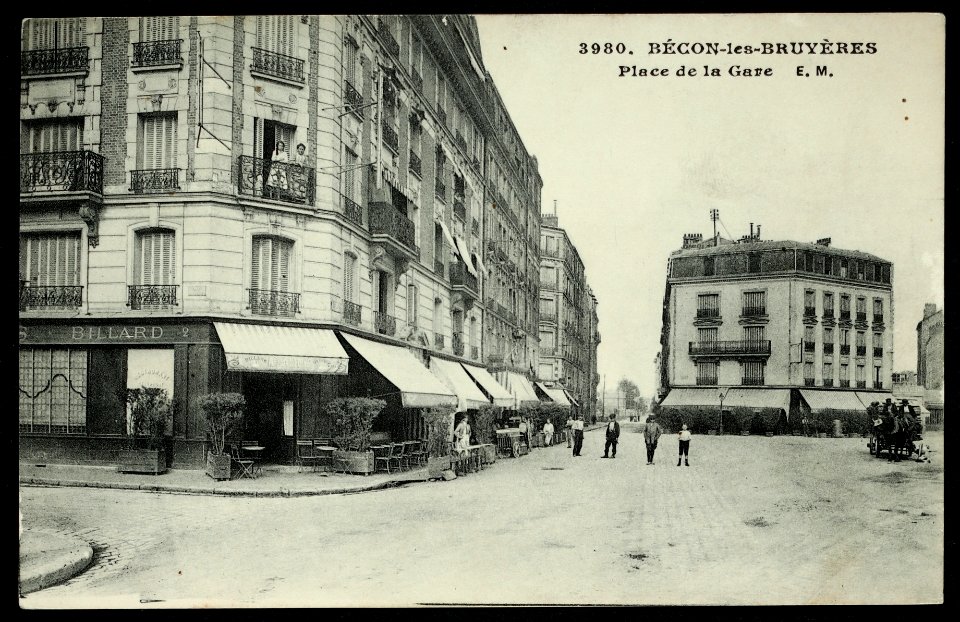 Courbevoie.Place de la Gare