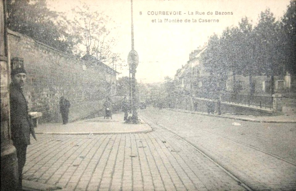 Courbevoie.Rue de Bezons.Montée de la Caserne