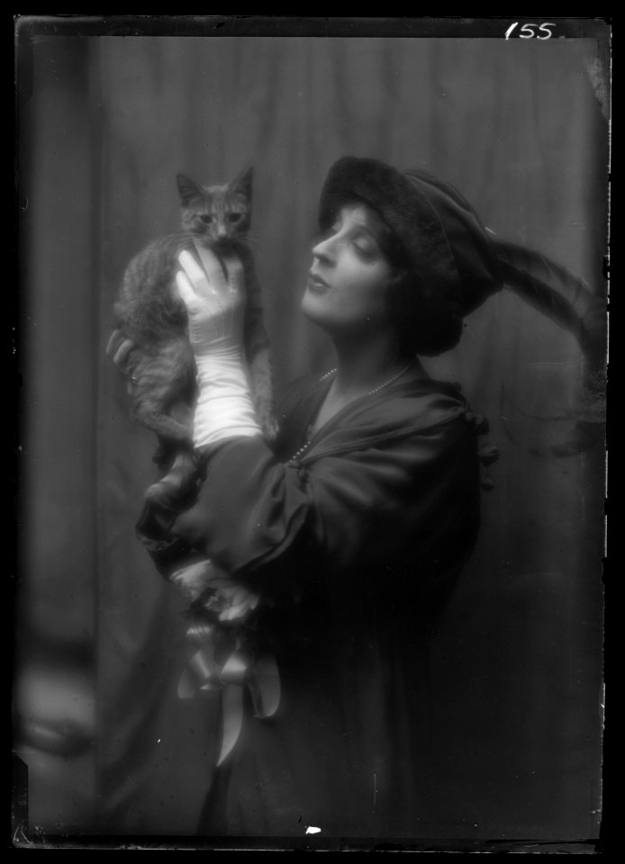 Cowl, Jane, Miss, with Buzzer the cat, portrait photograph LOC agc.7a13339