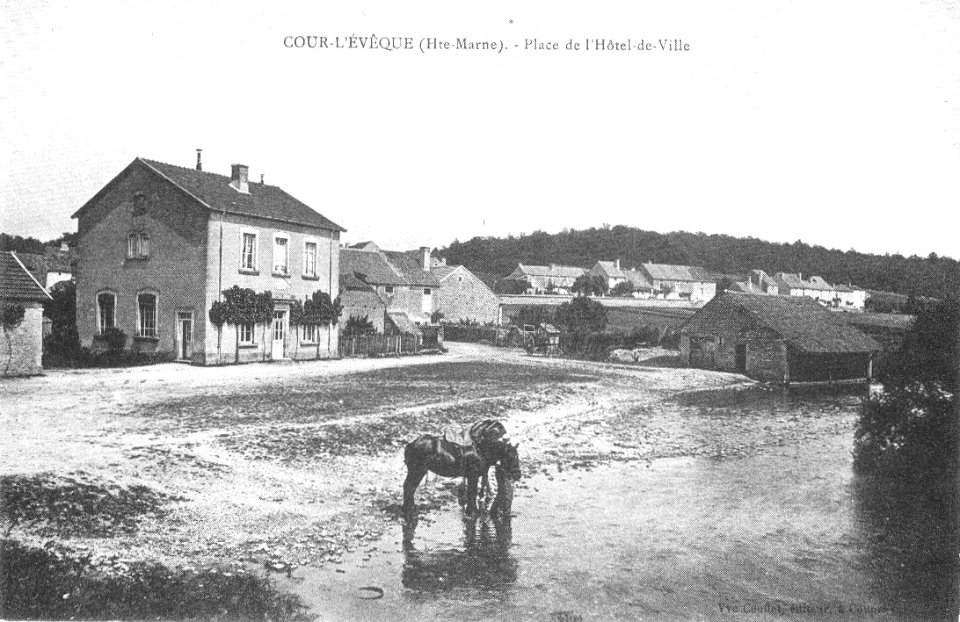 CP Cour-l'Évêque Place de l'Hôtel-de-Ville