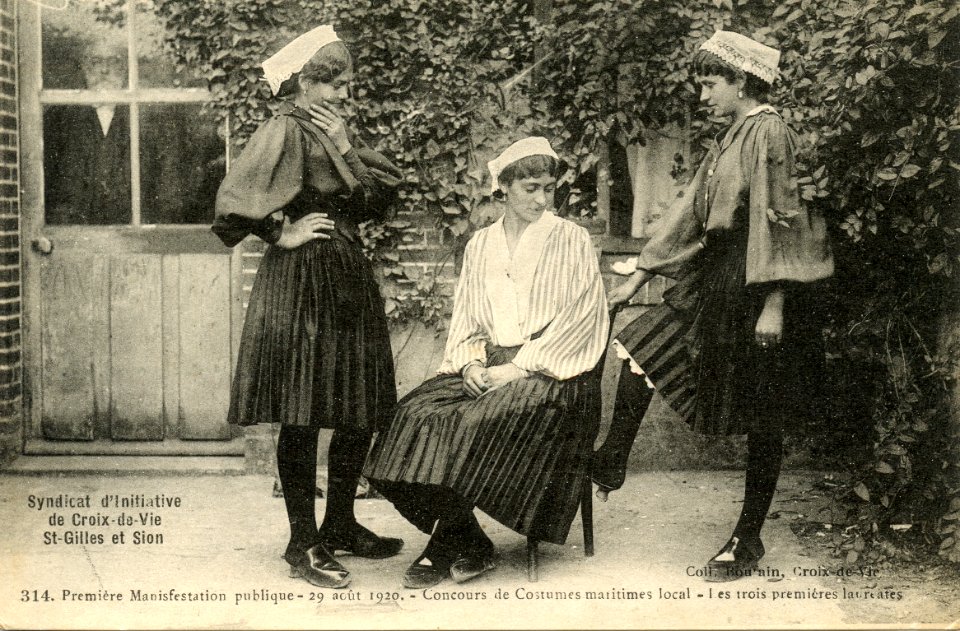 CPA StGillesCroixVie Costumes Croixdeviottes