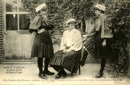CPA StGillesCroixVie Costumes Croixdeviottes