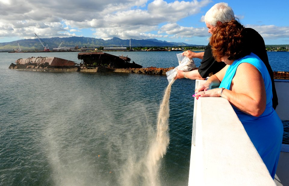 CPO Knight ash scattering ceremony at USS Utah Memorial 141207-N-QG393-080