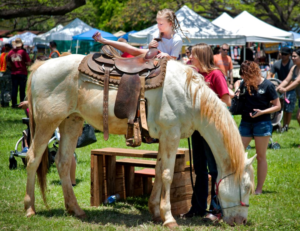 Craft fair 130504-N-WF272-063