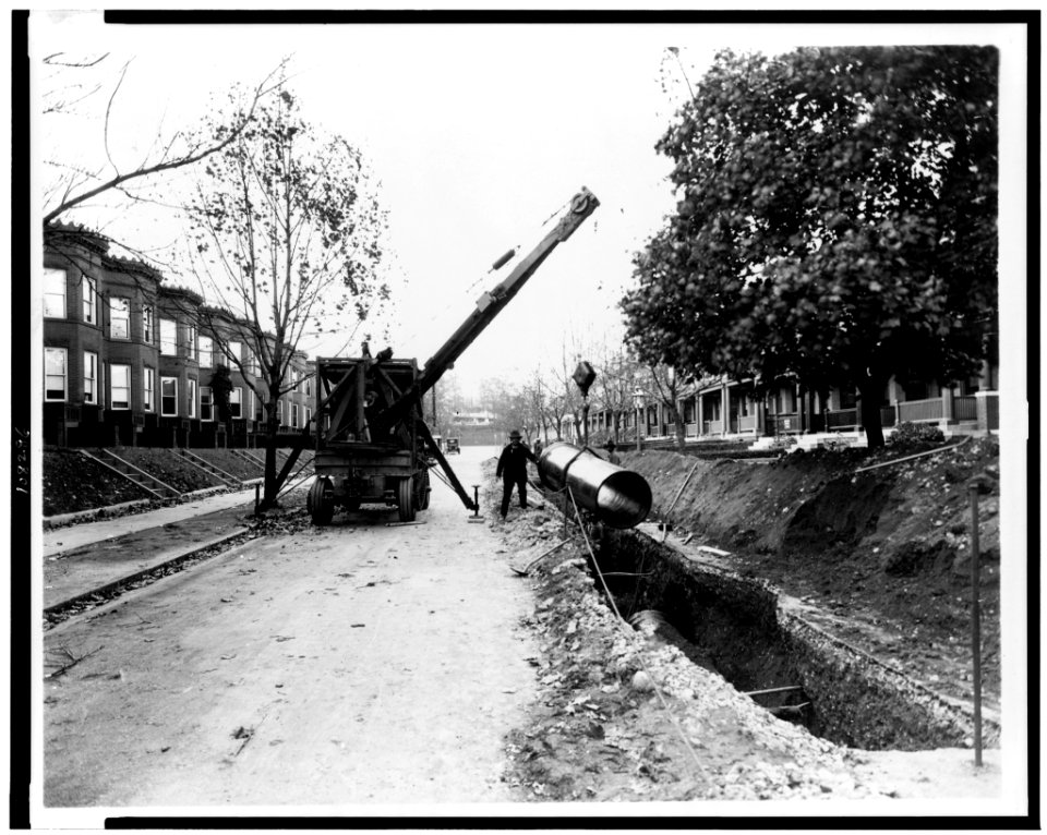 Crane, owned by the District of Columbia Water Department, Washington, D.C., being used to lay pipe LCCN93510975
