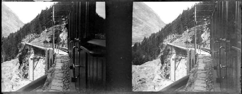 Cremallera de Zermatt a Gornergrat a punt de passar per un pont en una zona muntanyosa