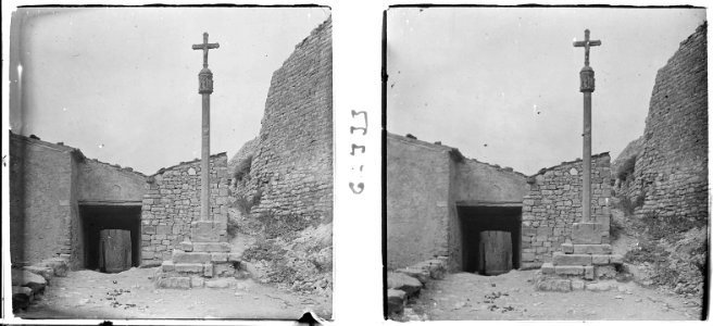 Creu a la part frontal de l'església de Guimerà