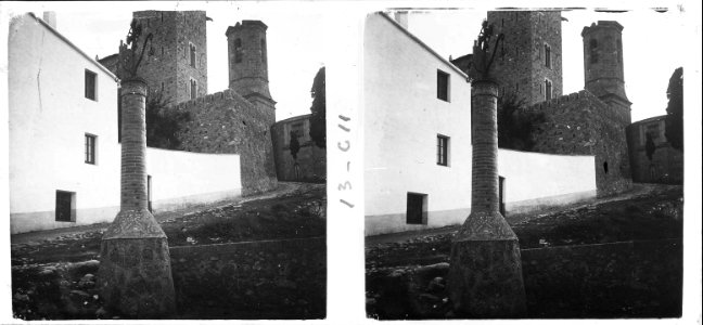 Creu al costat del castell i de l'església a Piera