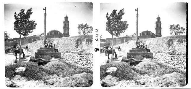 Creu al costat del portal de l'església del Calvari