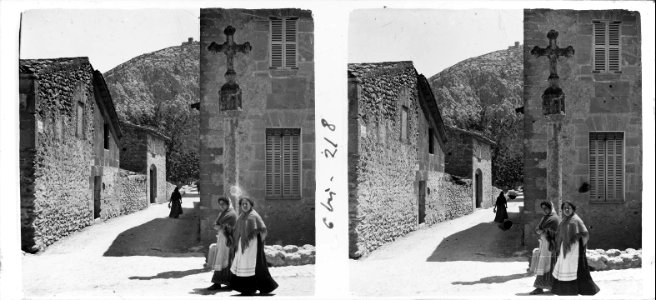 Creu amb castell al fons a Pollença