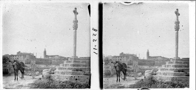 Creu de la muralla i campanar del Socors