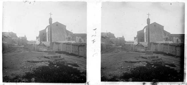 Creu de la Secla i vista de l'església de Balaguer