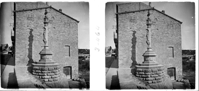 Creu de Sant Ignaci a prop de la façana d ' una casa de Manresa