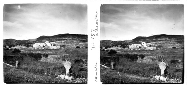 Creu de tanca al cementiri d'Alcover i vista del convent