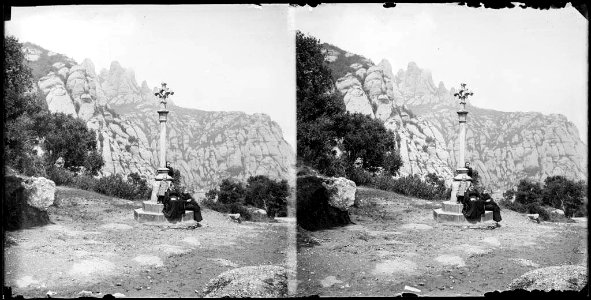 Creu de terme amb gent asseguda a Montserrat (AFCEC BORDAS D 4375)