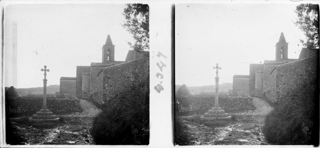 Creu de terme al costat de l'església de Millars