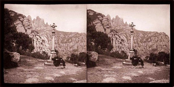 Creu de terme amb gent asseguda a Montserrat