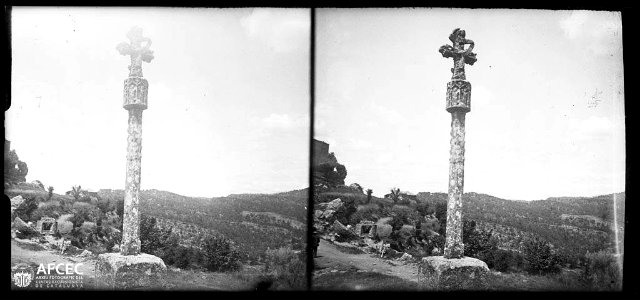 Creu de terme de Madrona amb una persona al fons