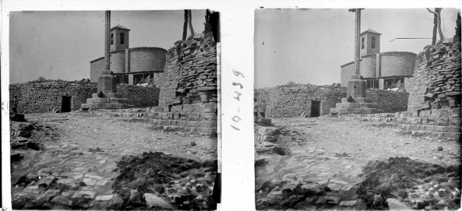 Creu de terme i absis de l'església de Santa Fe de Segarra