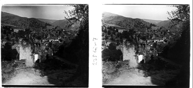 Creu de terme i vista del poble de Castellbò